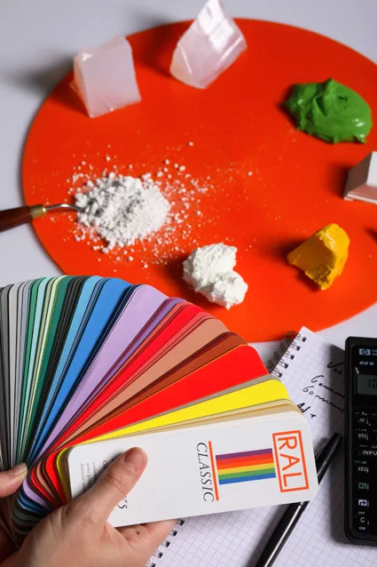 Igualación de color sobre carta RAL · pigmentación en masa antes de extruir o moldear.