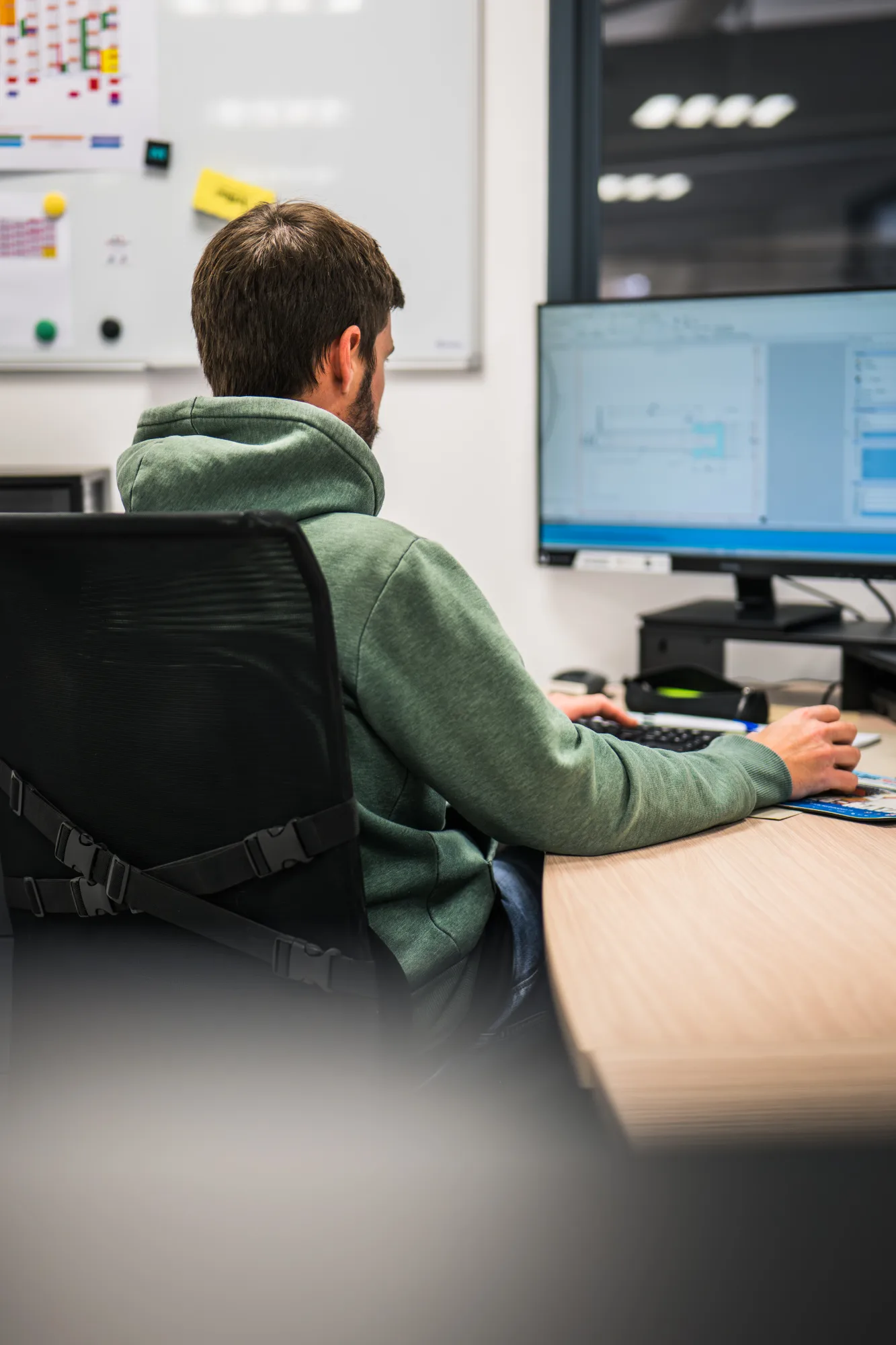 Especialista de diseño industrializando un plano cliente en software CAD 3D