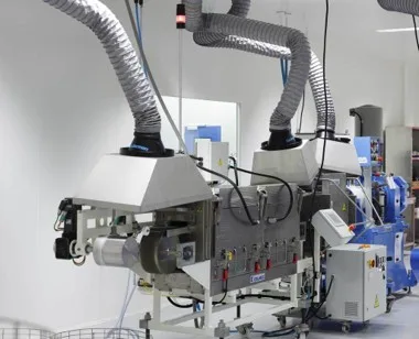 Extrusora Colmec con tolva metálica y dispensador de silicona compacta.