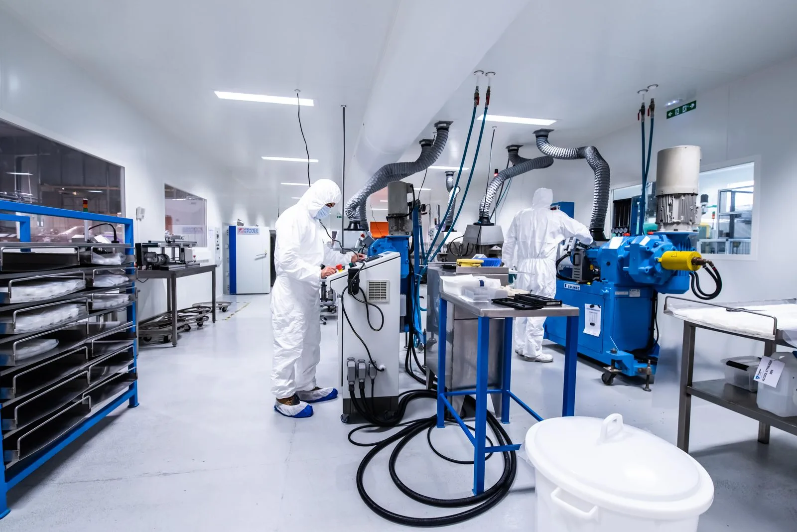 Operarios de la sala blanca de Apt en línea de extrusión Colmec.