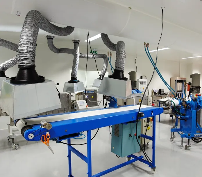 Línea de extrusión en sala blanca con cabinas de extracción de aluminio.