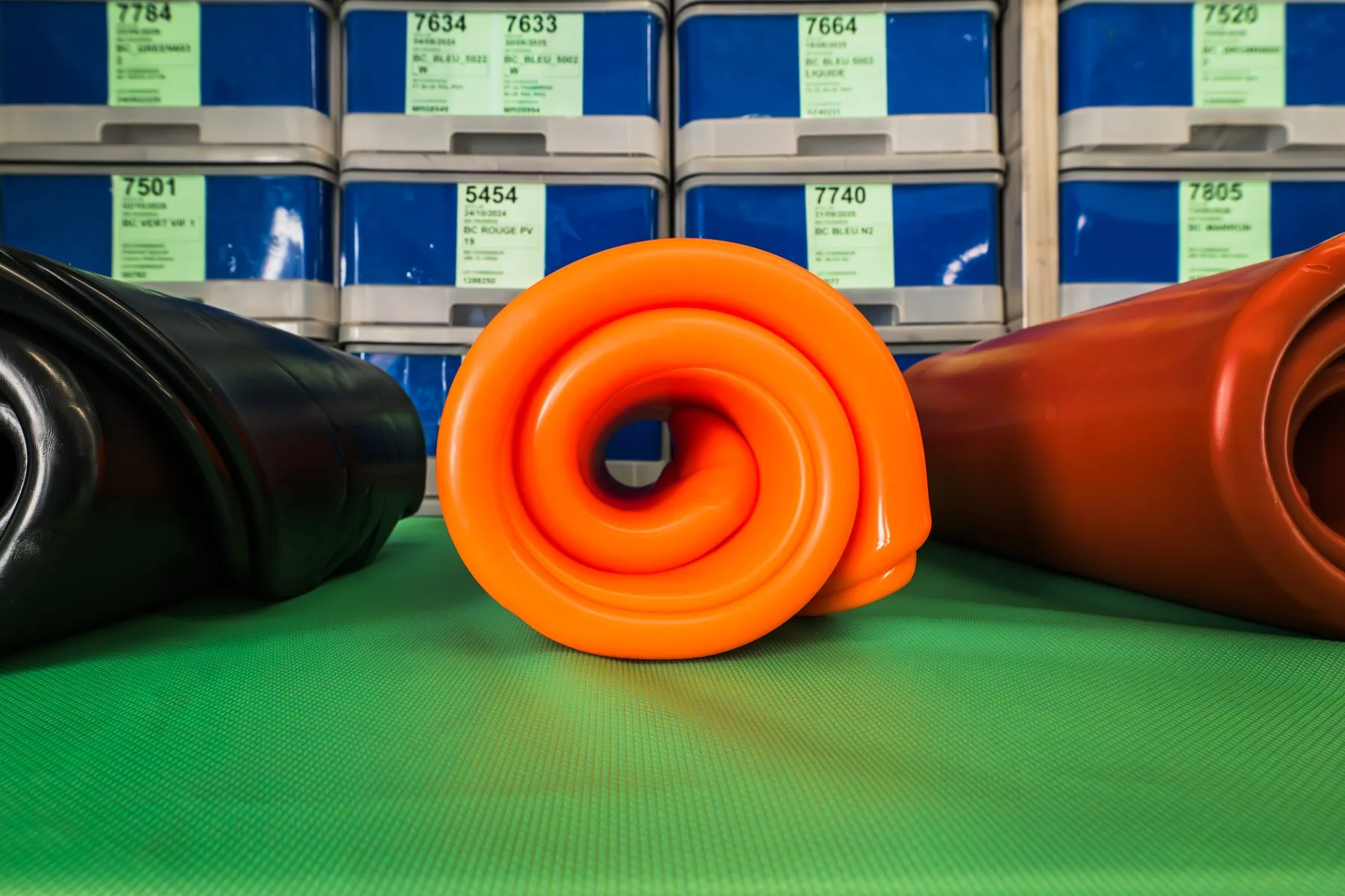 Cordones negro, naranja y rojo · pigmentación en masa según RAL