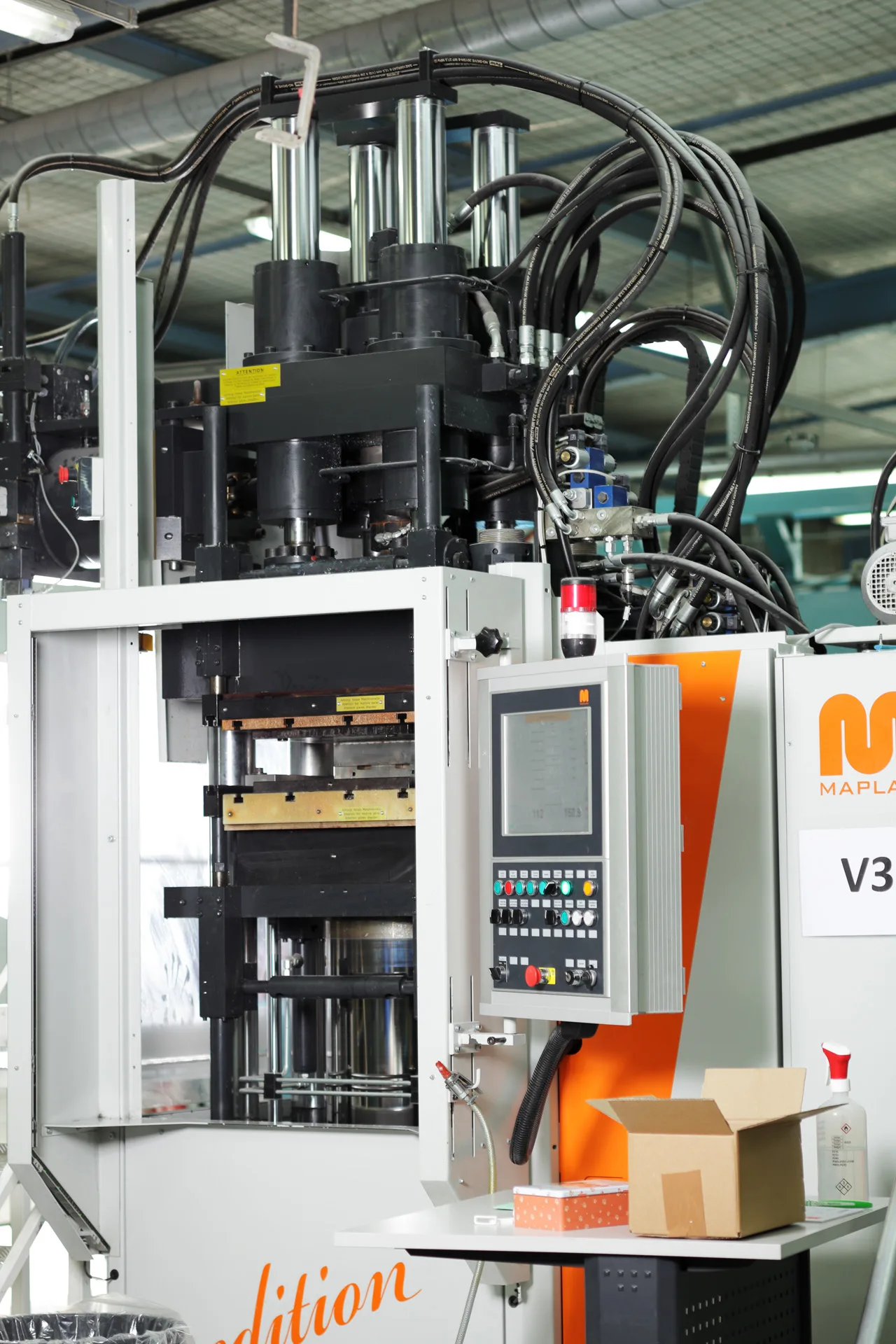 Prensa de inyección MAPLAN V3 en planta · vista de cuerpo completo con sistema hidráulico