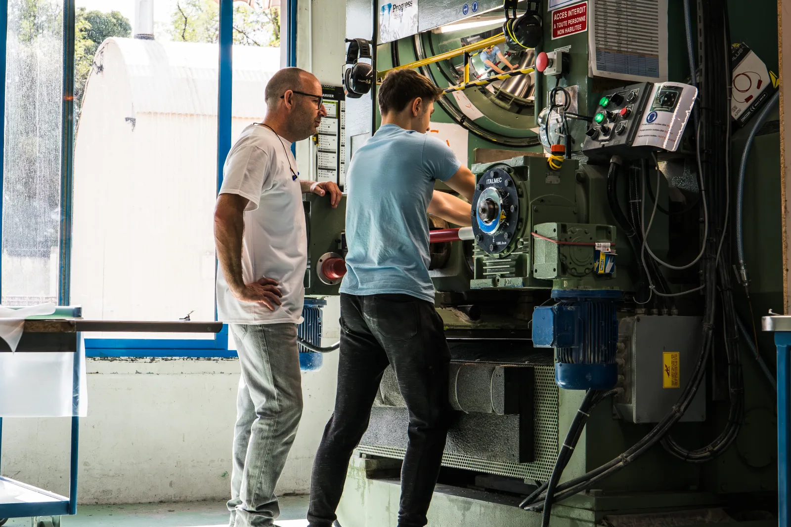 Dos operarios trabajando en máquina Italmec en planta del grupo Progress en Apt (Francia)