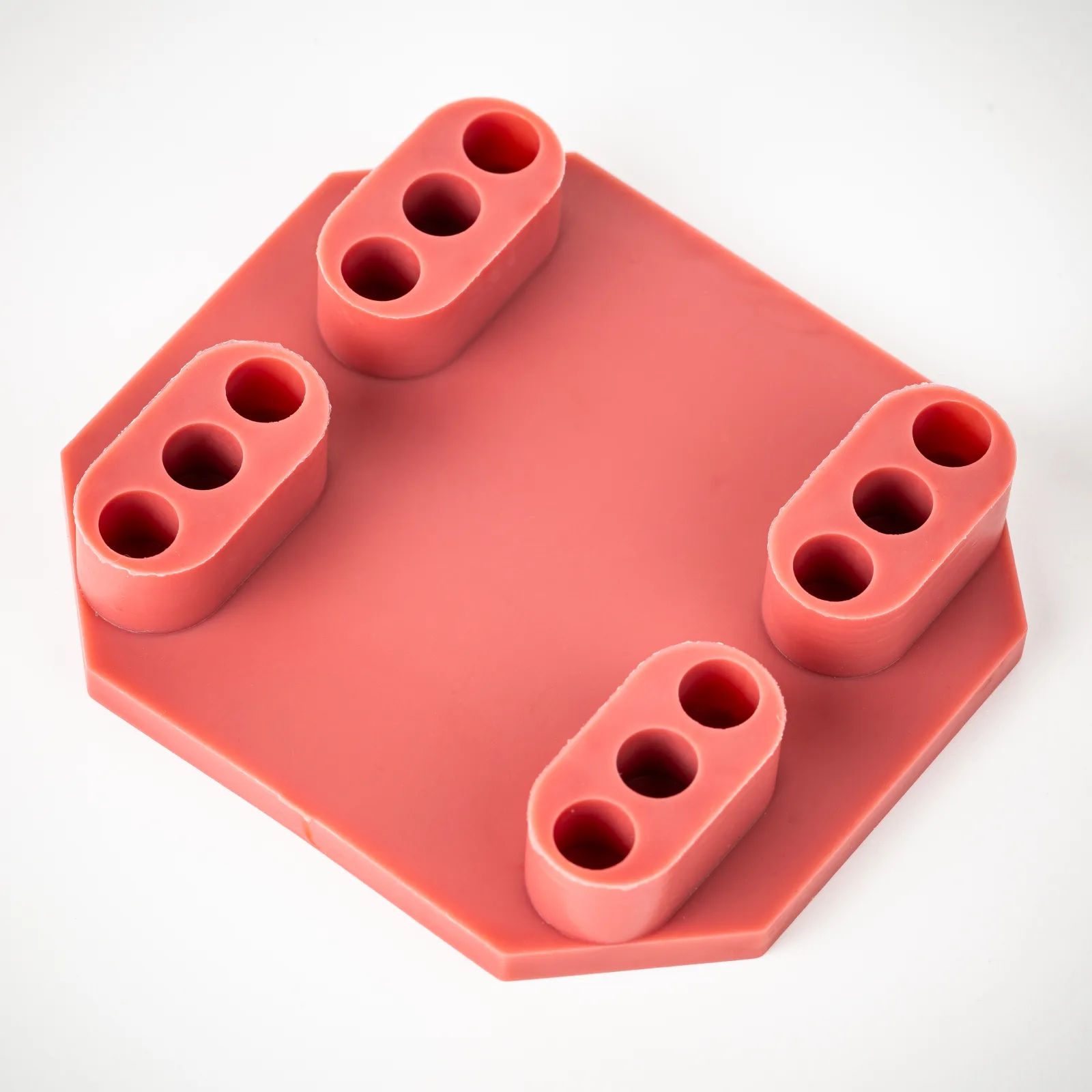 Placa hexagonal moldeada con tetones perforados