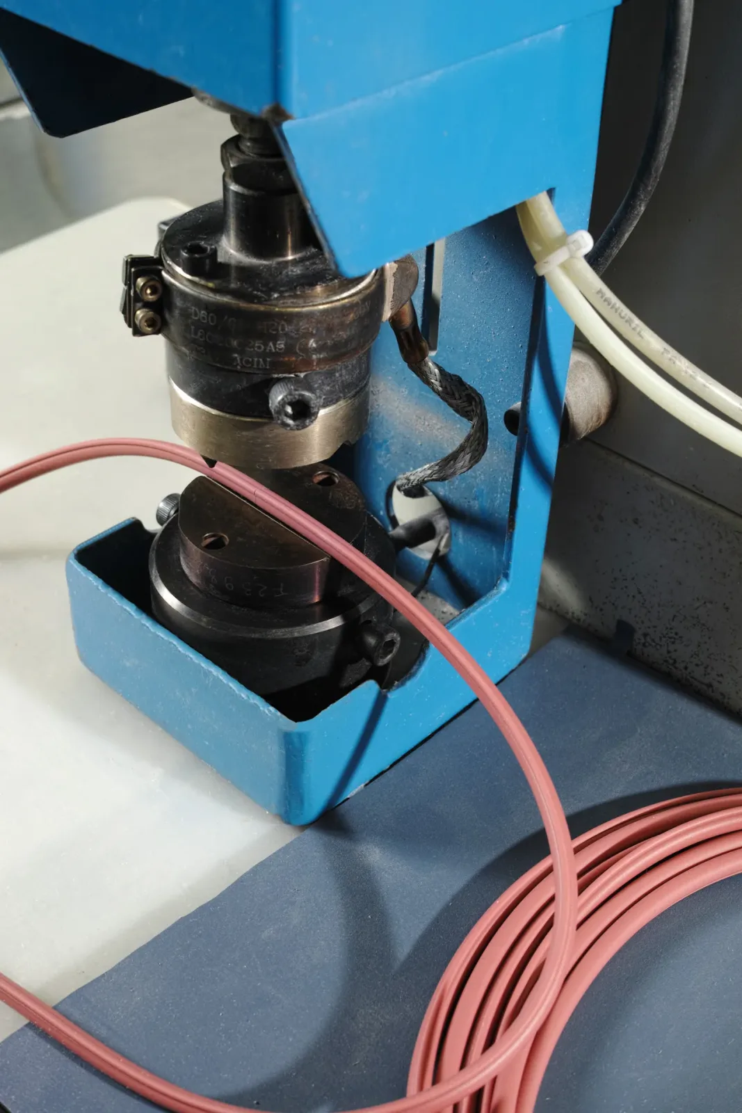 Prensa de vulcanizado uniendo los extremos de un cordón de silicona