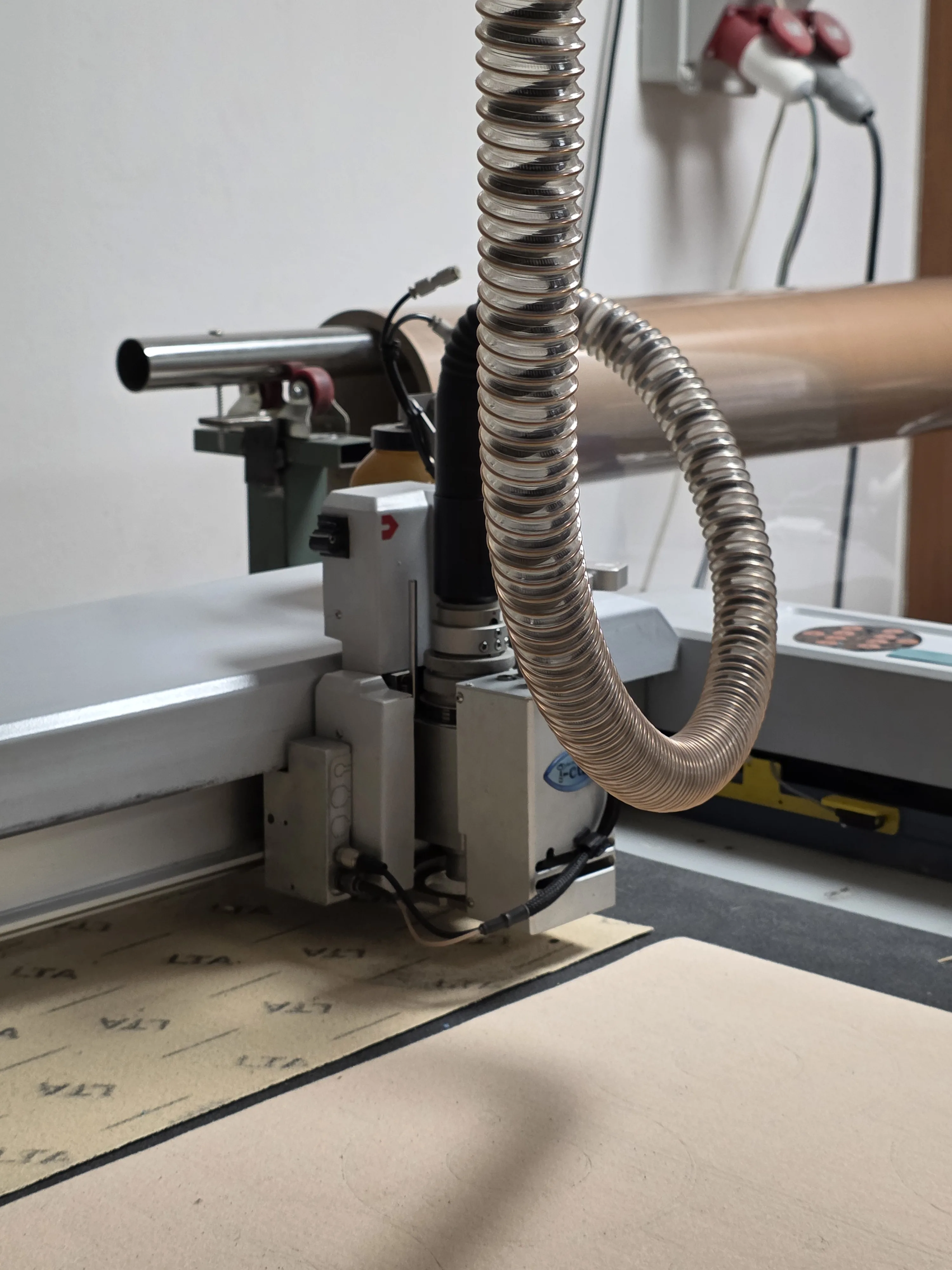 Máquina de corte de láminas en el taller