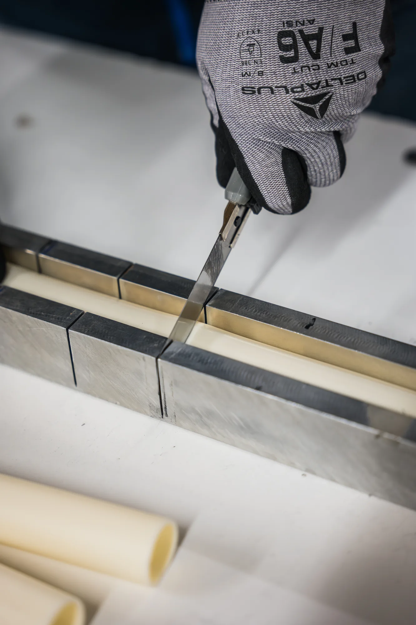 Corte de tubo con cuchilla sobre guía de aluminio